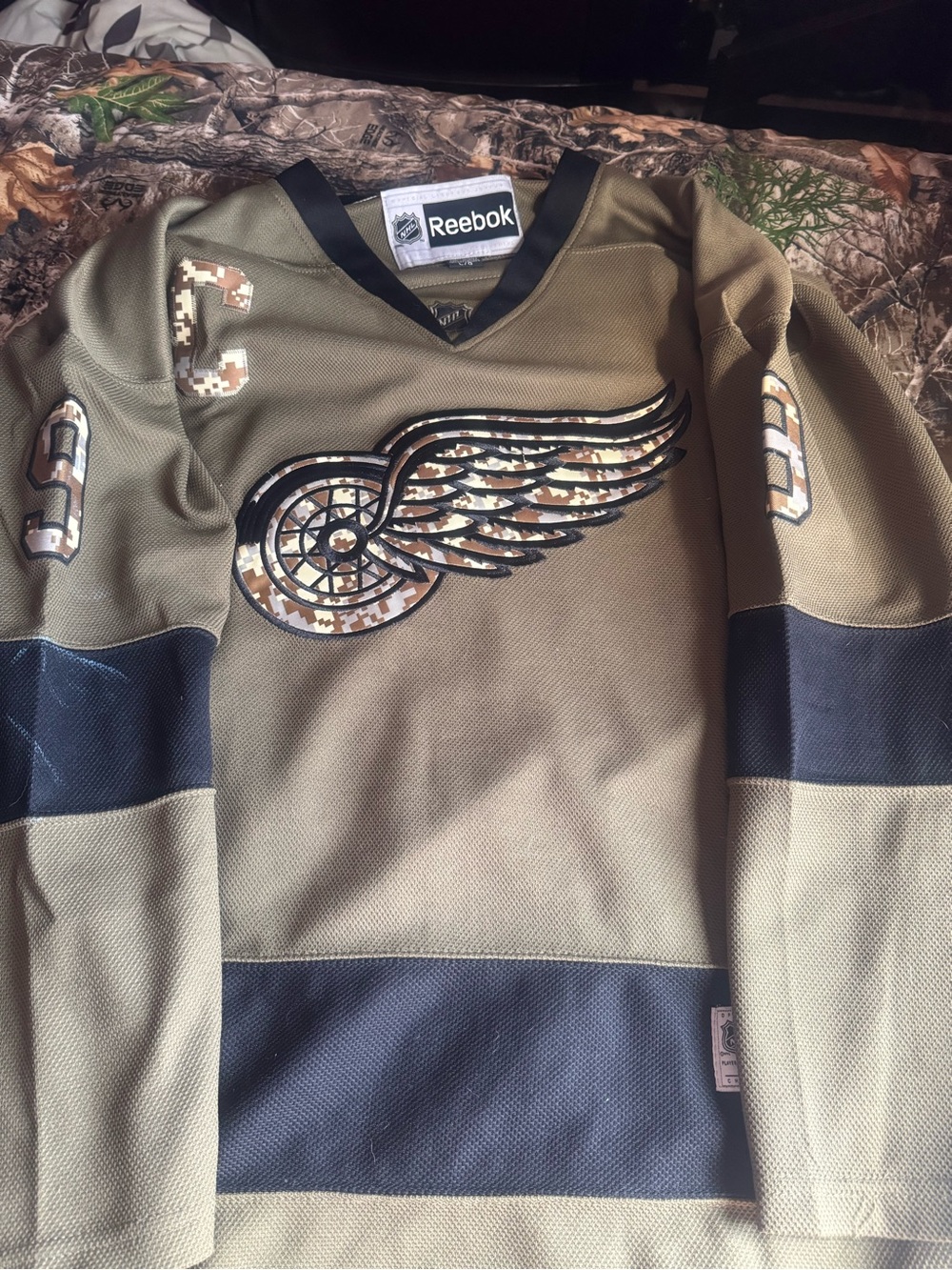 Reebok Men’s Olive Green Camo V-Neck Hockey Sweater Detroit red wings gordie how